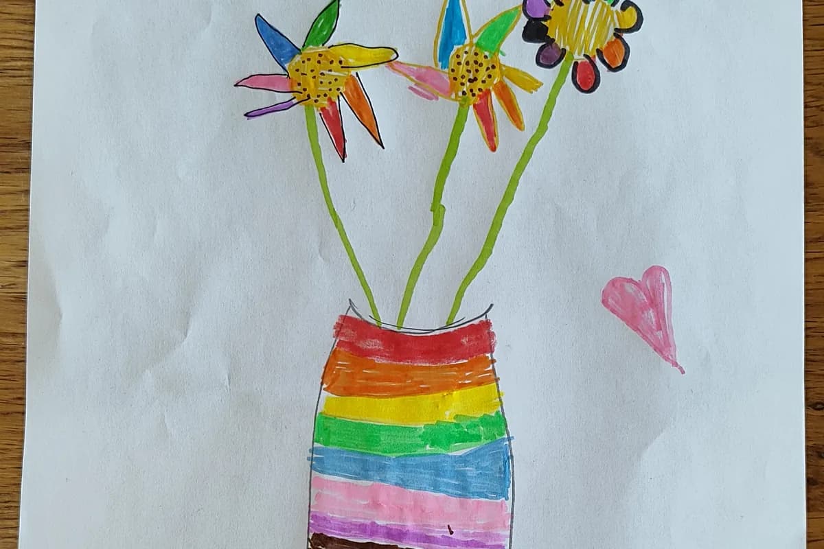 Kinderzeichnung einer bunten Vase mit Blumen, Herz und Sonne