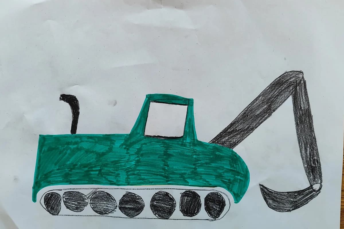 Kinderzeichnung eines grünen Baggers auf zerknittertem Papier