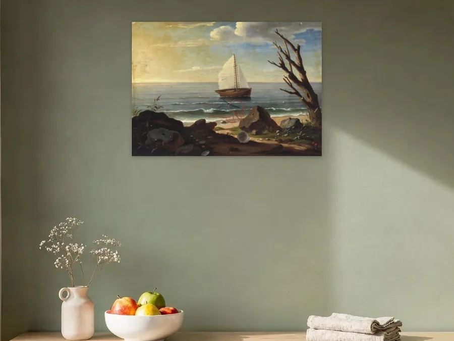 Die veredelte Segelboot-Zeichnung als KrixelPrint-Poster in A1 an einer grünen Küchenwand über einem Sideboard