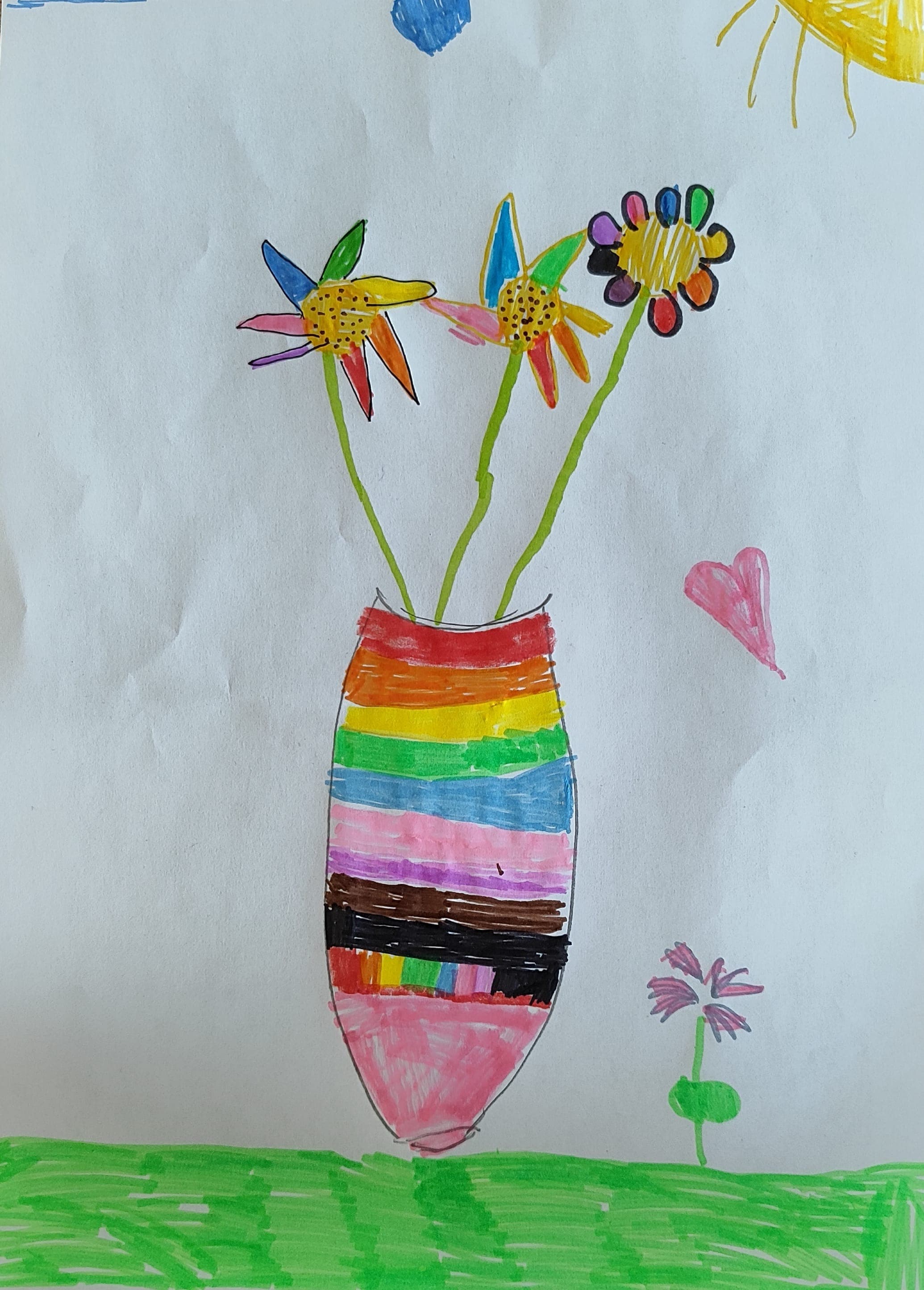 Kinderzeichnung: Blumen in einer Vase mit Regenbogenstreifen, Herz und Wiese