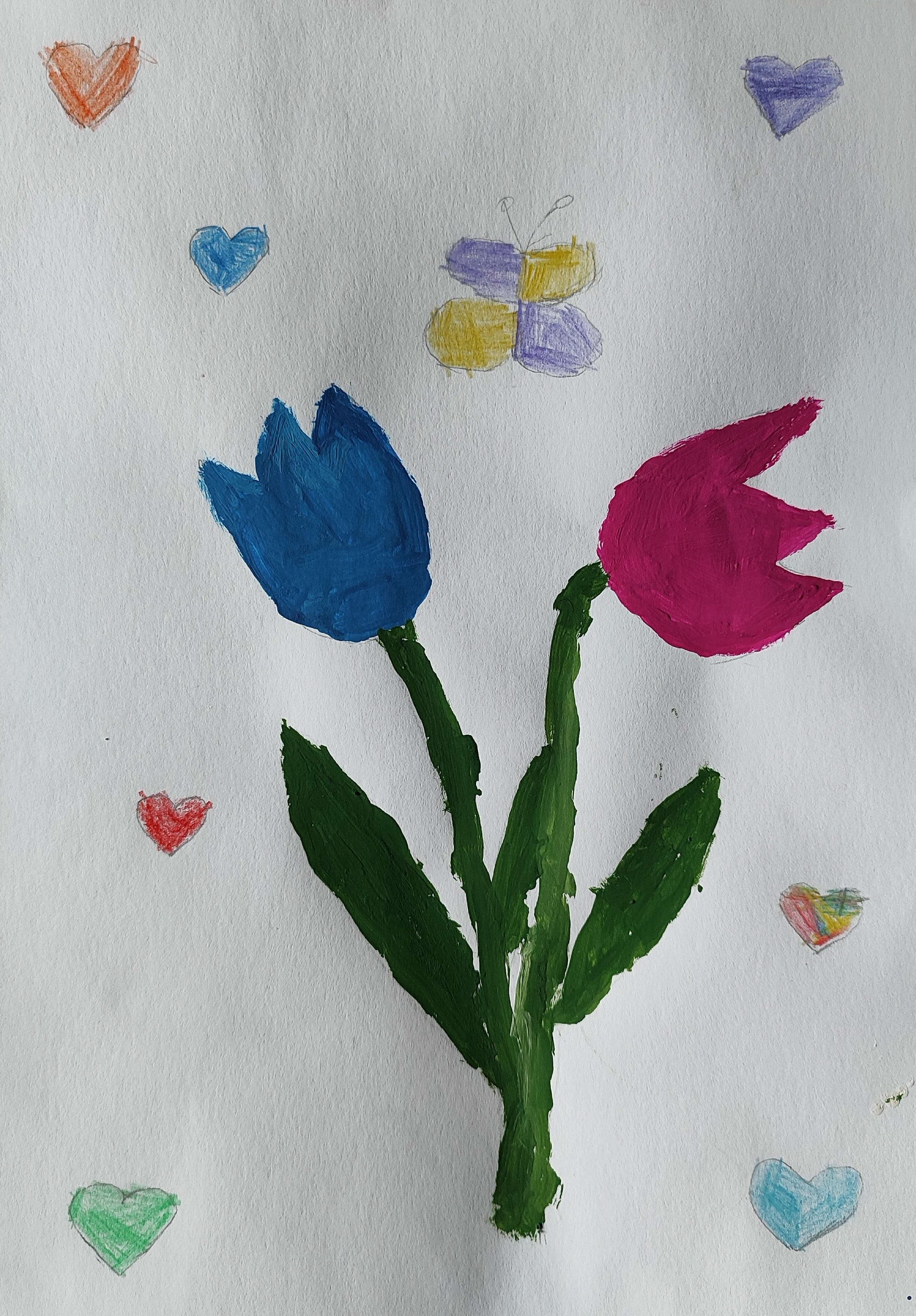 Kinderzeichnung: eine blaue und eine pinke Tulpe mit Herzen und Schmetterling