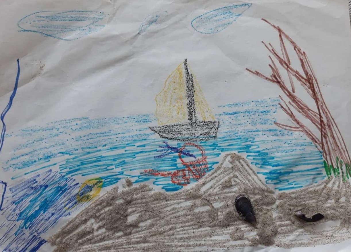 Originale Kinderzeichnung: Segelboot auf dem Meer, mit Wachsmalstiften gemalt, Strand aus echtem Sand und Muscheln